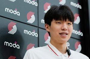 队友谈杨瀚森：杨瀚森球商高&总是笑容满面 他其实不需要翻译